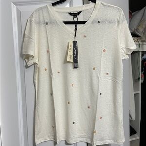 🇨🇦Sz L⭐️NWT Charlie B Cream V-Neck Linen Blend Tee with Embroidered Flowers.